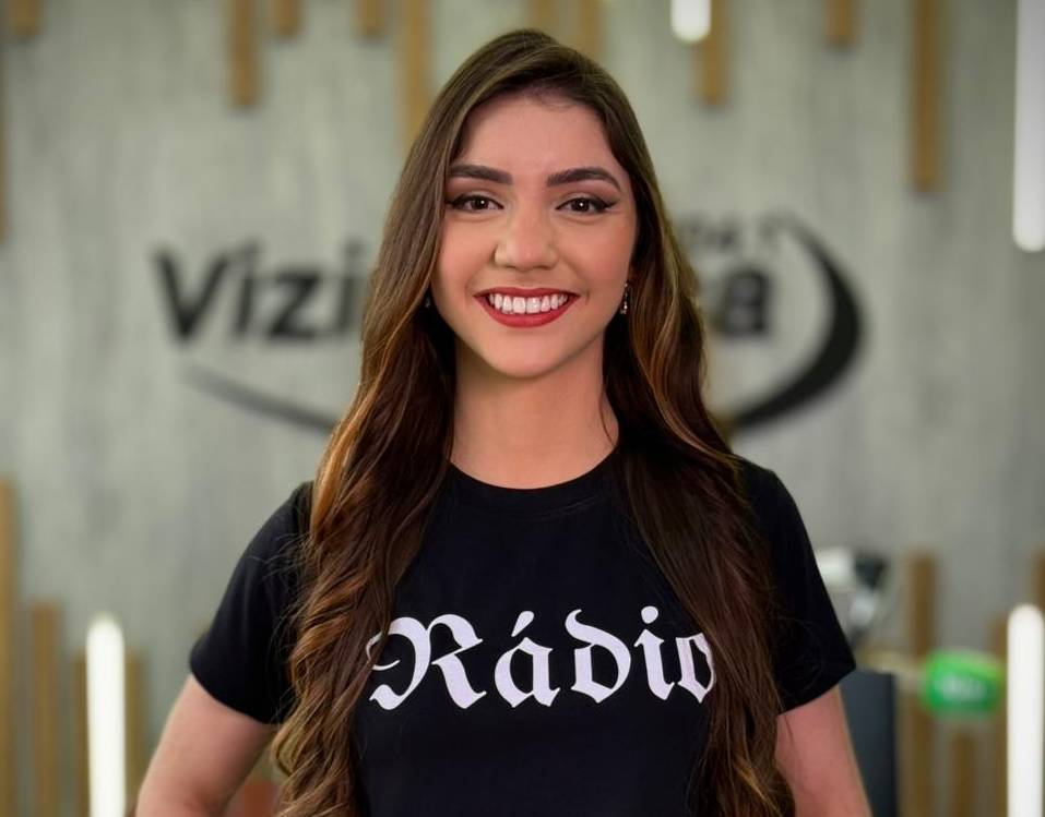 Thamy Santos estreia na Vizi FM neste domingo
